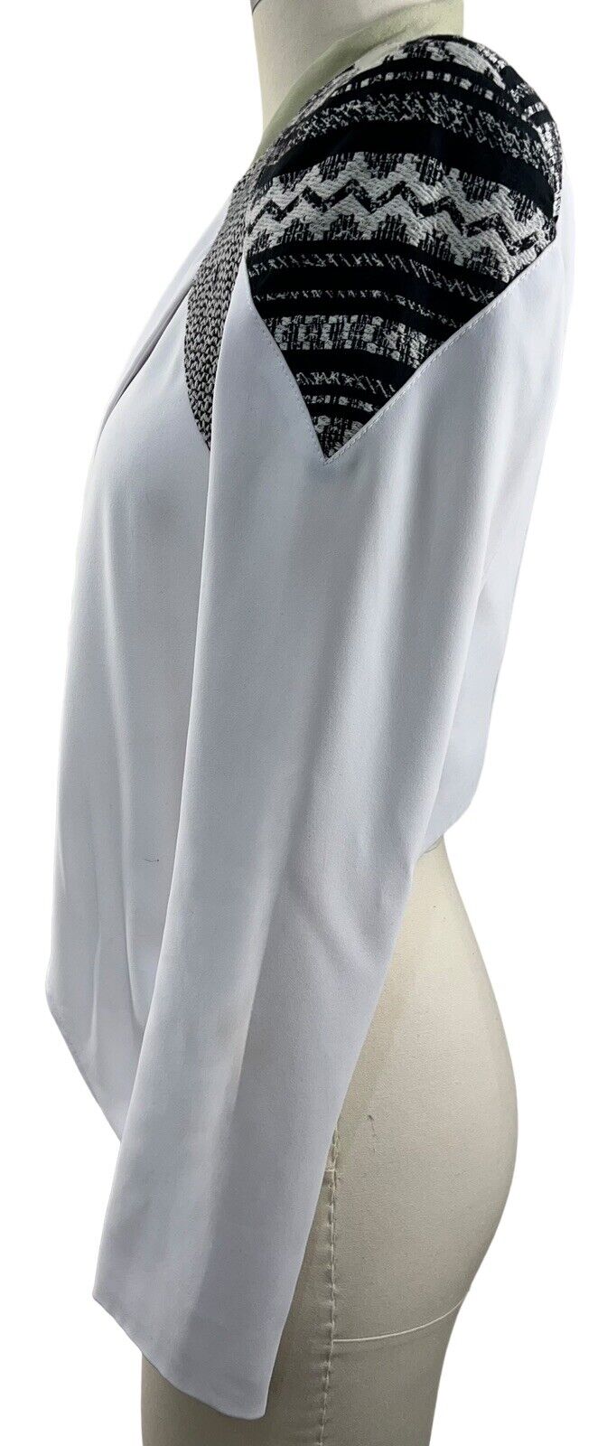 Bebe Cropped White Jacket With Shoulder Embrodery Zipper Sleeves Size 4