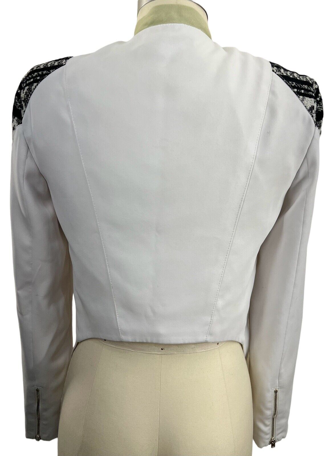 Bebe Cropped White Jacket With Shoulder Embrodery Zipper Sleeves Size 4