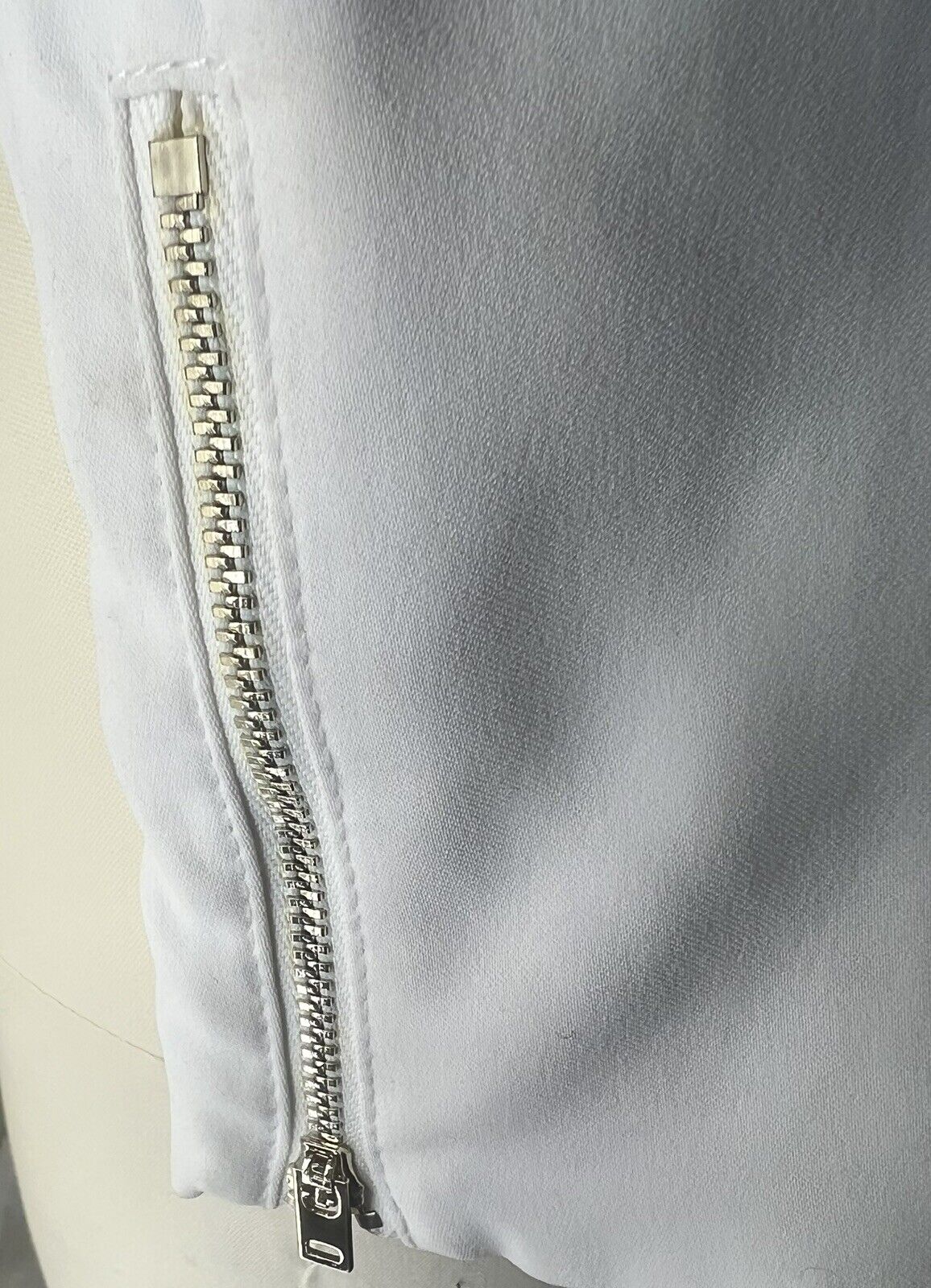 Bebe Cropped White Jacket With Shoulder Embrodery Zipper Sleeves Size 4
